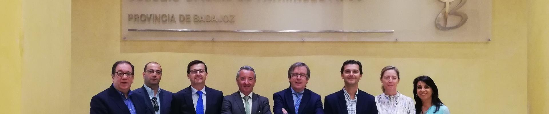 Antonio Fernández, director Provincial de Fraternidad-Muprespa en Badajoz y delegado autonómico de AMAT, junto al resto de asistentes a la misma