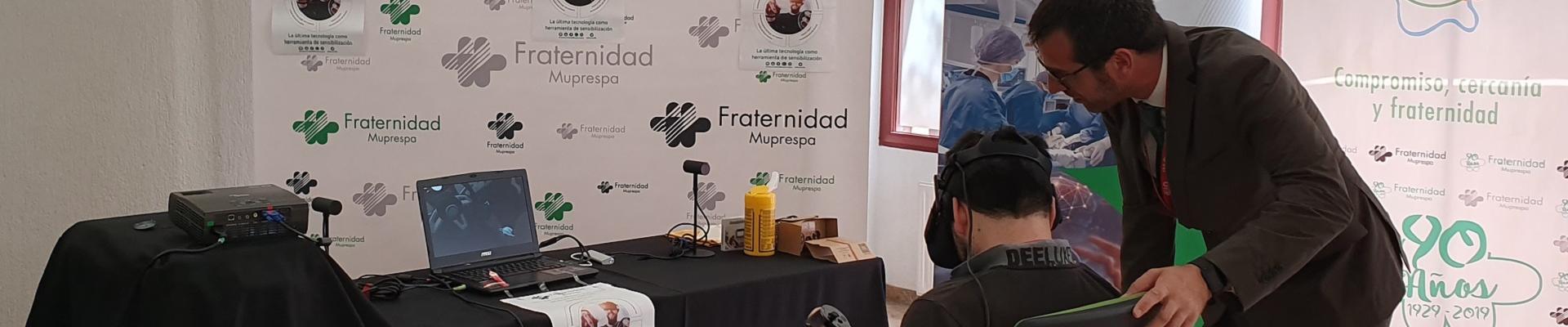 David Revillo, con el equipo de realidad virtual inmersiva
