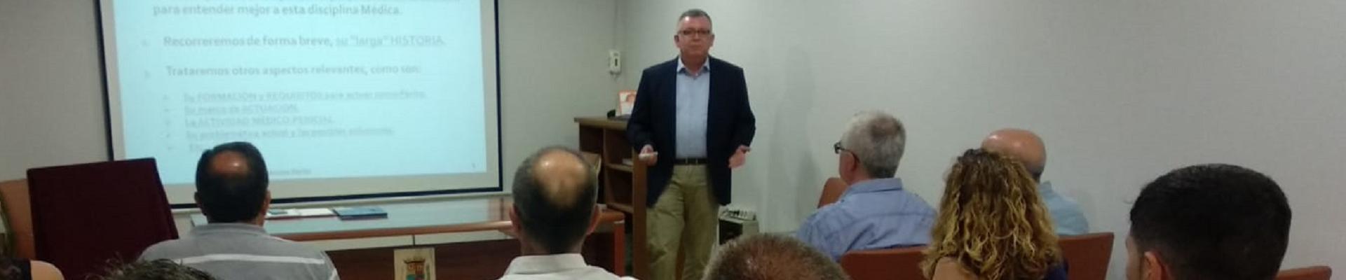El doctor José Moreno, de la delegación de Fraternidad-Muprespa en Vélez-Málaga, participó en esta cita