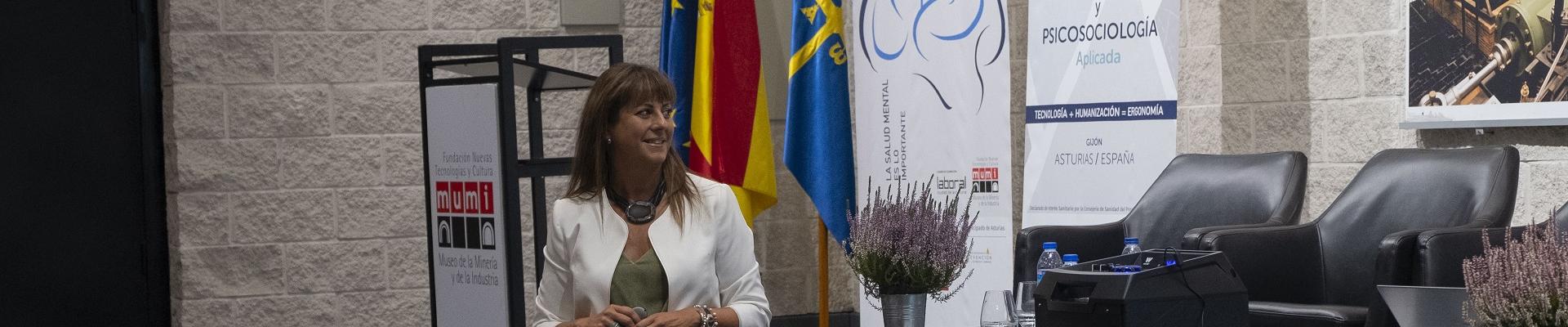 Natalia Fdez. Laviada, subdirectora de la Mutua, durante su ponencia