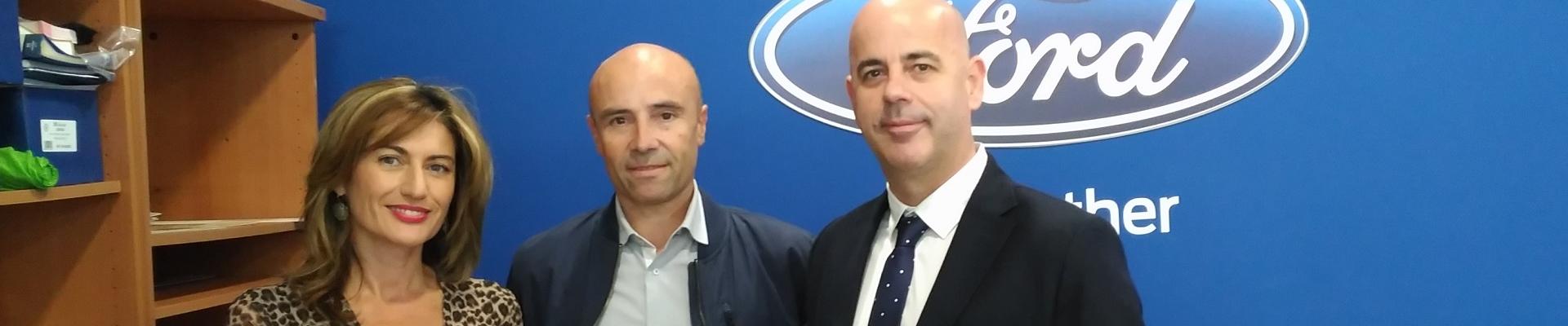 Los representantes de la empresa, junto a Víctor Cruz, director adjunto de la dirección Provincial de Fraternidad-Muprespa Jaén