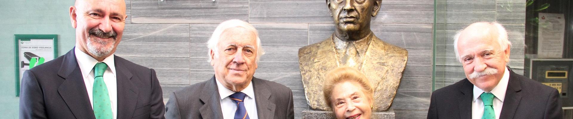 El Secretario General, el Presidente y el Gerente de Fraternidad-Muprespa, junto a Cristina Zaldívar, ante un busto de su padre, Escolástico Zaldívar
