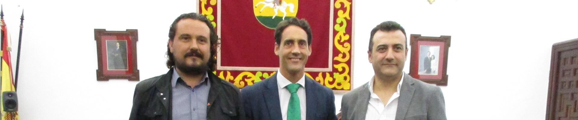 Fernando Macías, regidor de la localidad, Miguel Ysasi, director Provincial de Fraternidad-Muprespa Cádiz, y