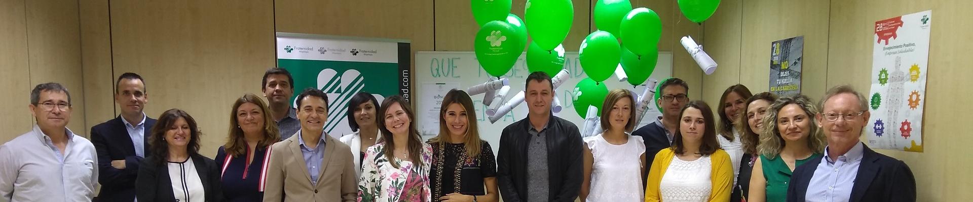 Foto de familia de los asistentes al acto