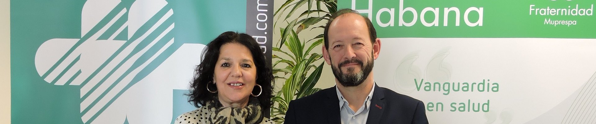 Belén Muñoz, con el representante de una de las empresas reconocidas