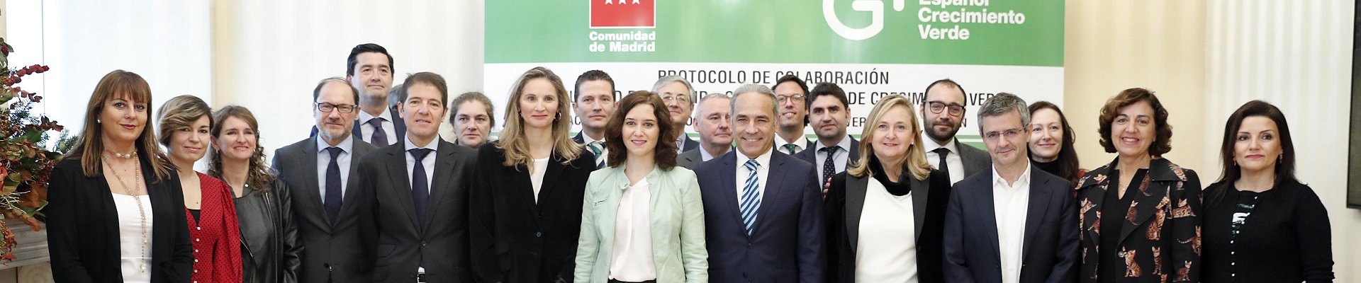 Foto de familia de los representantes de las entidades firmantes