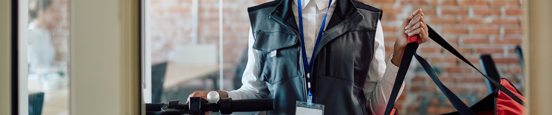 Repartidora en patinete eléctrico