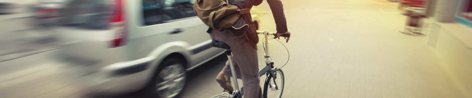 Bicicleta y coche circulando por ciudad