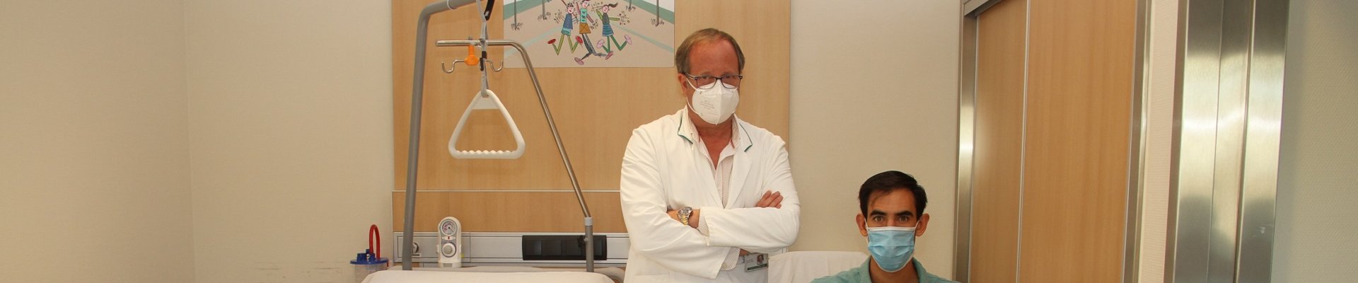 El diestro, junto al doctor Vicente Díez, en la habitación del Hospital Fraternidad-Muprespa Habana