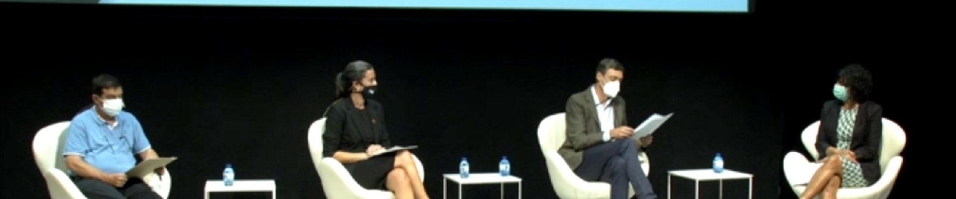 A la derecha, Natalia Fernández Laviada, en el escenario junto a los ponente