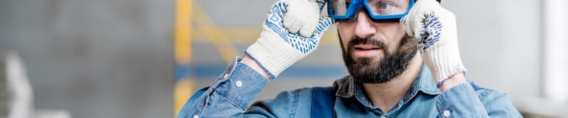 Hombre con equipos de protección