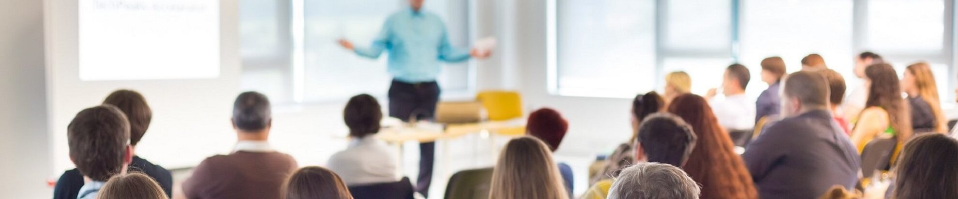 Personas realizando curso formación