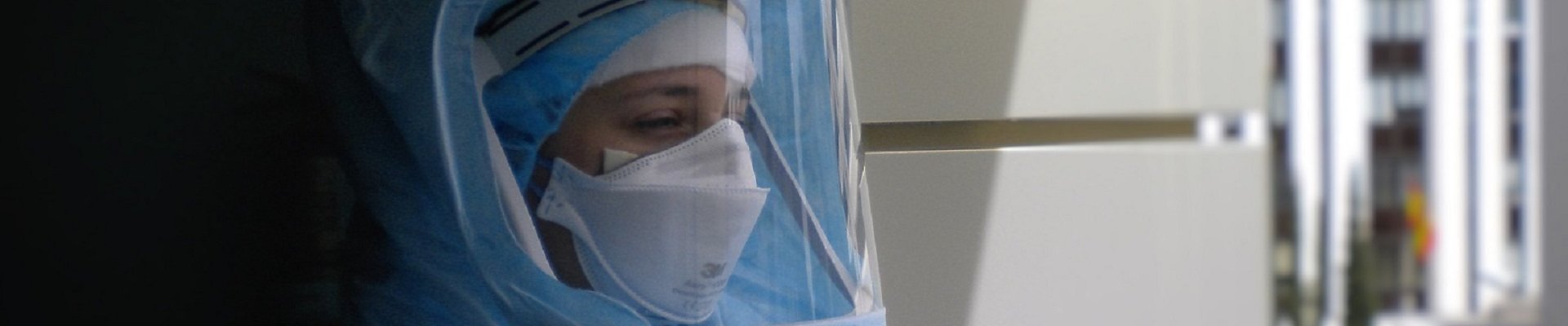 Una sanitaria del Hospital Fraternidad-Muprespa Habana, asomada a una ventana