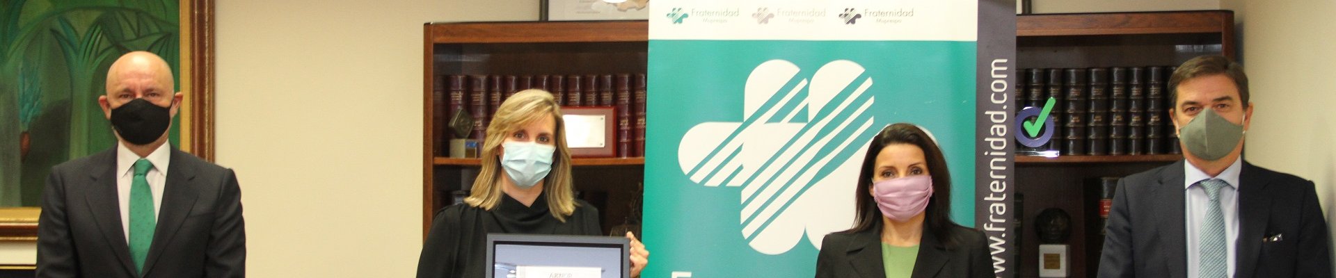 Foto de familia de la entrega del certificado en la sede central de Fraternidad-Muprespa