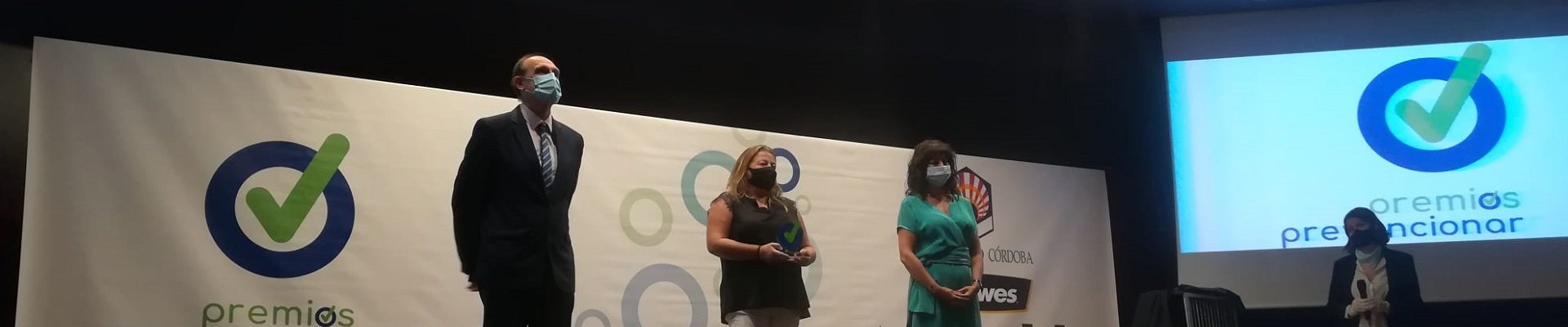 Natalia Fdez. Laviada, subdirectora general de Fraternidad-Muprespa, a la derecha de la imagen