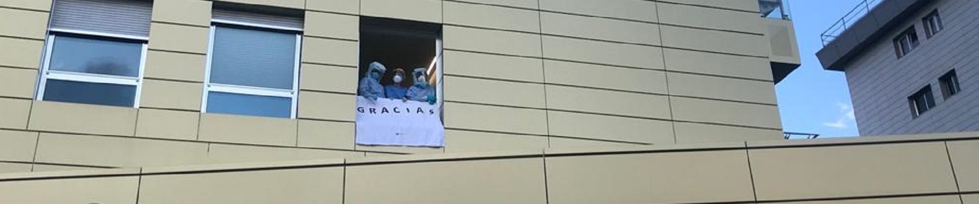 Trabajadores del Hospital Fraternidad-Muprespa Habana sostienen un cartel en el que se lee "Gracias" desde una ventana