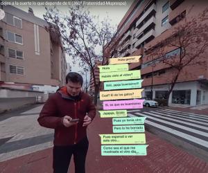 Chico leyendo mensajes en el móvil. Fraternidad-Muprespa