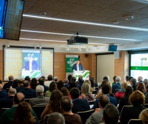 Carlos Aranda, gerente de Fraternidad-Muprespa, durante su intervención ante los empleados de la Mutua