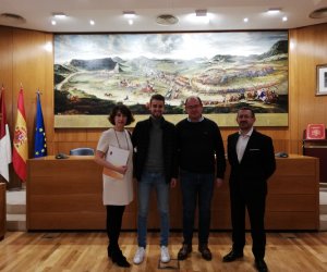 El programa Almansa Impulsa promueve el acercamiento al mundo laboral de jóvenes de la localidad recién titulados