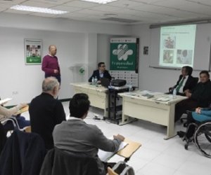 Horacio Valcárcel, sentados Antonio Fernández de la Concha Castañeda, dp de badajoz, Cándido Rabazo Méndez representante de CNAE en Badajoz y María Luengo Pajuelo (AESLEME)
