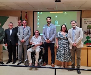 Foto de grupo de ponentes y participantes en la jornada 