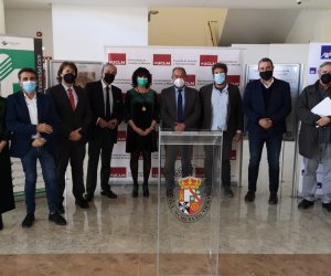 Foto de grupo de los presentes en el acto 