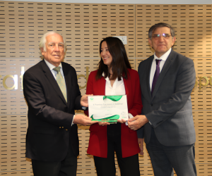 Representantes de Adif recogiendo el premio de manos de Carlos Espinosa de los Monteros