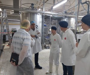Momento de la visita a la fábrica de Andros La Serna Granada