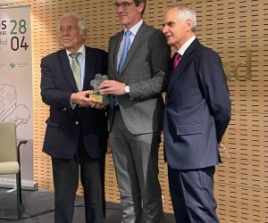 Carlos Espinsoa de los Monteros, presidente de Fraternidad-Muprespa, Felix Peinado, de la OIT y José María García Tomás, presidente del jurado 3