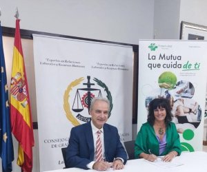 Ricardo Gabaldón, presidente del Consejo General de Colegios de Graduados Sociales de España, y Natalia Fdez. Laviada, subdirectora general de Prevención, Calidad y Comunicación de Fraternidad-Muprespa 