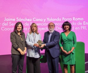 Carmen Rueda, directora Territorial de Fraternidad-Muprespa Madrid, Yolanda Parra, coordinadora del Proyecto de Diversidad en Prevención de Riesgos Laborales de Endesa,   Jaime Sánchez-Cano, director del Servicio de Prevención Mancomunado de Endesa, y Natalia Fdez. Laviada, subdirectora General de Prevención, Calidad y Comunicación de Fraternidad-Muprespa
