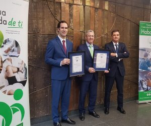 Enrique Megía, Pedro Serrera y Gonzalo Piédrola, durante el acto de entrega de las certificaciones