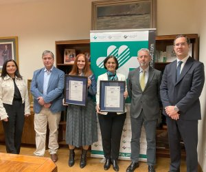 Foto de familia con los certificados
