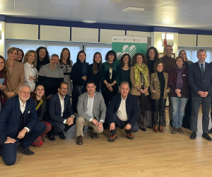 Foto de familia de los ponentes y algunos asistentes a la finalización de la presentación