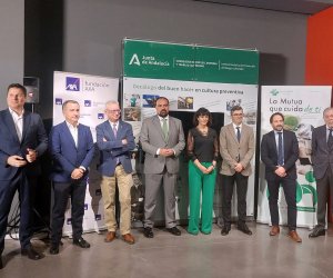 Foto de familia de los representantes institucionales presentes en la inauguración