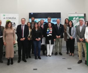 Foto de grupo de los asistentes al acto 