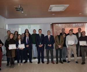 Foto de familia de autoridades y representantes de empresas reunidos en el acto 