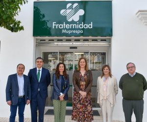 Foto de los representantes municipales y los de Fraternidad-Muprespa en la puerta del nuevo centro 
