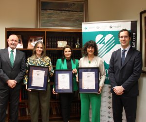 Foto de grupo de los directivos presentes en el acto con los certificados 