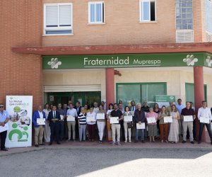 Foto de grupo de los asistentes al acto, ante la fachada de la dirección Provincial de Fraternidad-Muprespa en Ciudad Real