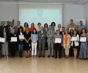 Foto de grupo de las empresas presentes junto a directivos de Fraternidad-Muprespa