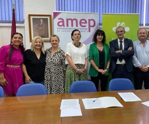 Foto de grupo de los presentes en la firma del acuerdo entre Fraternidad-Muprespa y AMEP