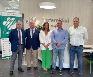 Dr. Antonio del Corral, coordinador de la Unidad Médica de Valoración de Incapacidades de Málaga, Alfonso Gómez, Coordinador Territorial Asistencial de Fraternidad-Muprespa, Cristina Rivera, directora de la delegación de Fraternidad-Muprespa en Fuengirola, Rodrigo Romero, teniente de Alcalde del Ayuntamiento de Fuengirola, y Francisco Javier García, concejal de Comercio