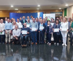 Foto de grupo de los asistentes al acto