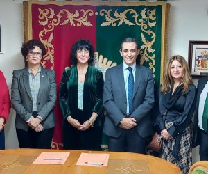 Foto de grupo de los presentes en la firma de la adenda 