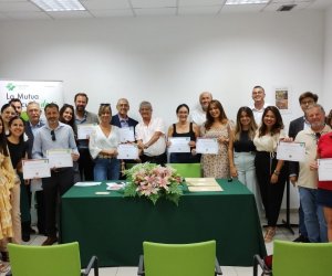 Foto de grupo de los representantes de las empresas distinguidas