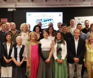 Foto de grupo de los representantes institucionales y los de las empresas