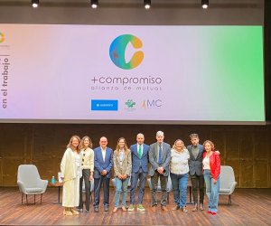 Foto de grupo de los ponentes en la jornada, junto al moderador del acto 