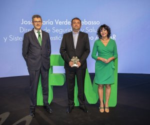 Jordi Batalla, director Provincial de Fraternidad-Muprespa Barcelona, José María Verdejo, director de Seguridad y Salud y Sistemas de Gestión del Grupo Agbar,  y Natalia Fdez. Laviada, subdirectora general de Prevención, Calidad y Comunicación de Fraternidad-Muprespa 