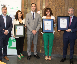 Imagen de grupo con los certificados 